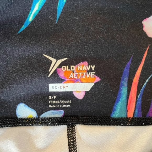 Old Navy Active Fitted High Waisted Hibiscus Pattern Shorts 2.5” Hem, Small - Picture 4 of 6